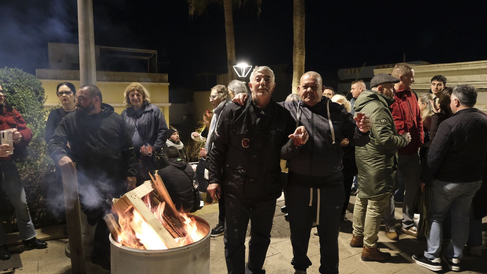 Las Hogueras de San Antón del casco histórico de Almería, en imágenes