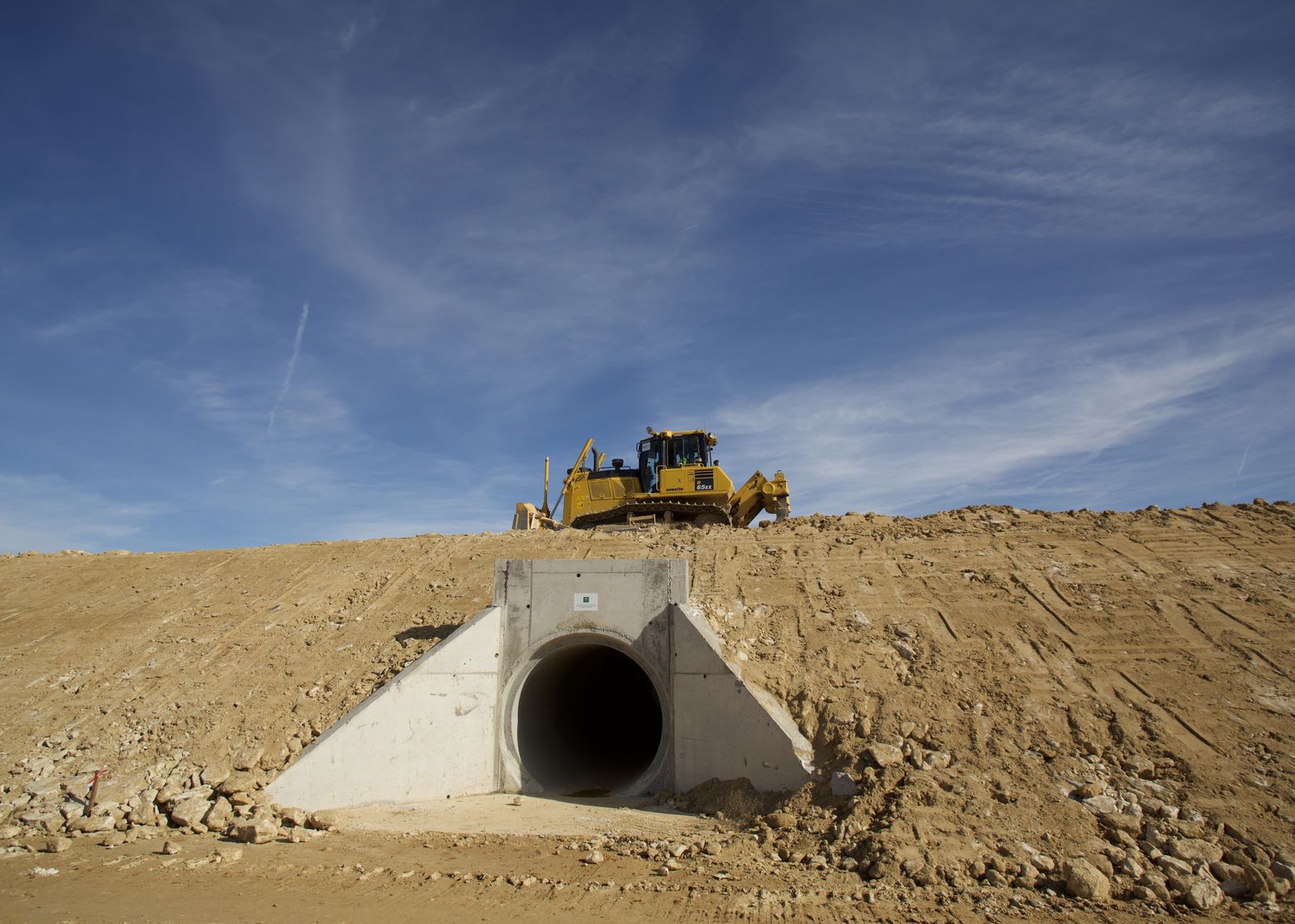 Maquinaria trabajando en la variante de Arriate