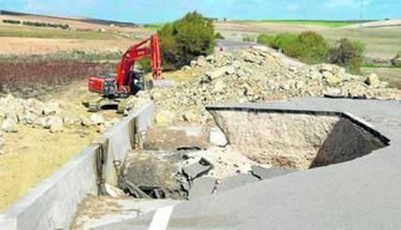 Una máquina trabaja ya en la reparación del puente de la carretera A-379 sobre el río Cabra.