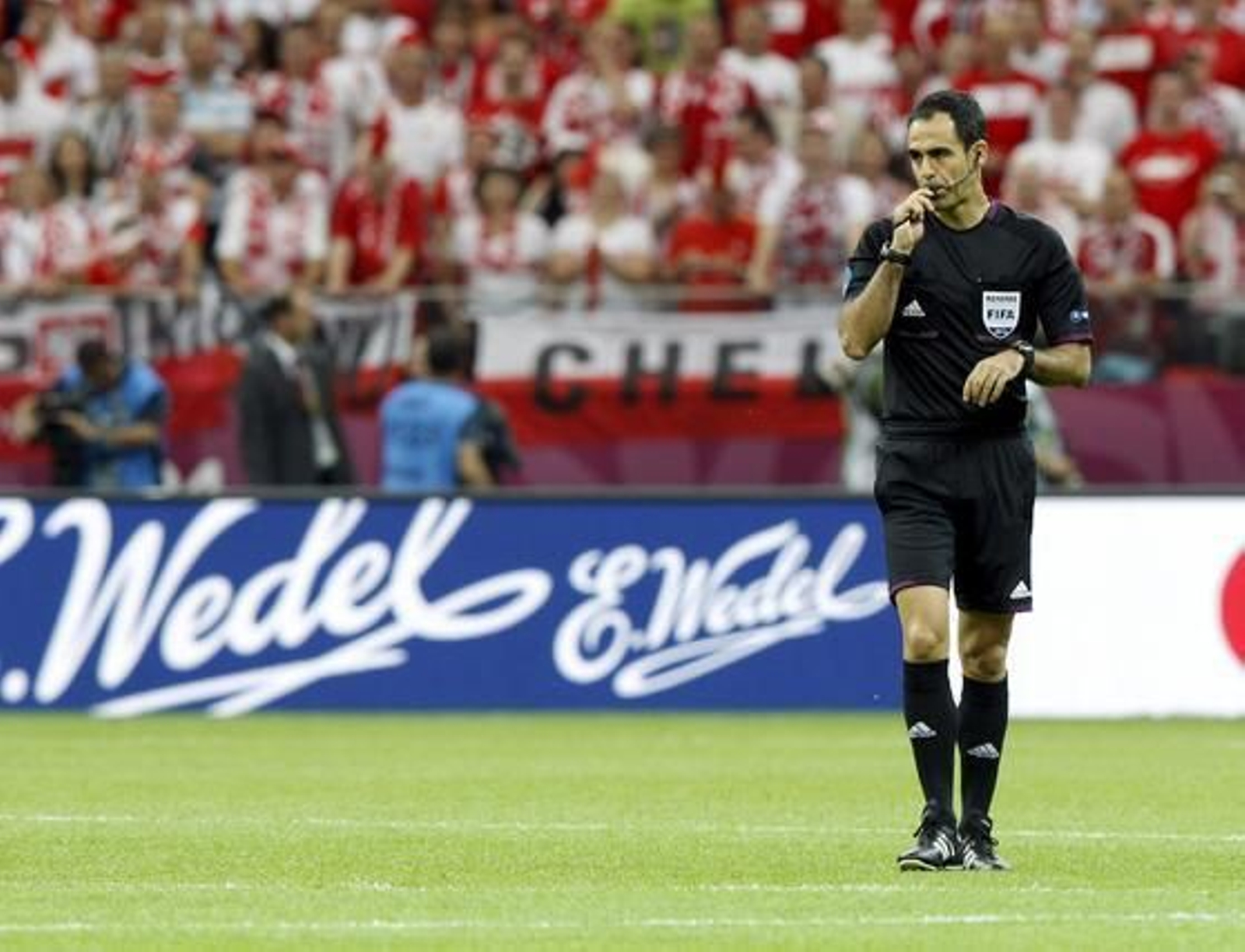 Polonia y Grecia empatan 1-1 en un interesante partido inaugural con dos expulsados, polémica y un penalti fallado.

Foto: EFE