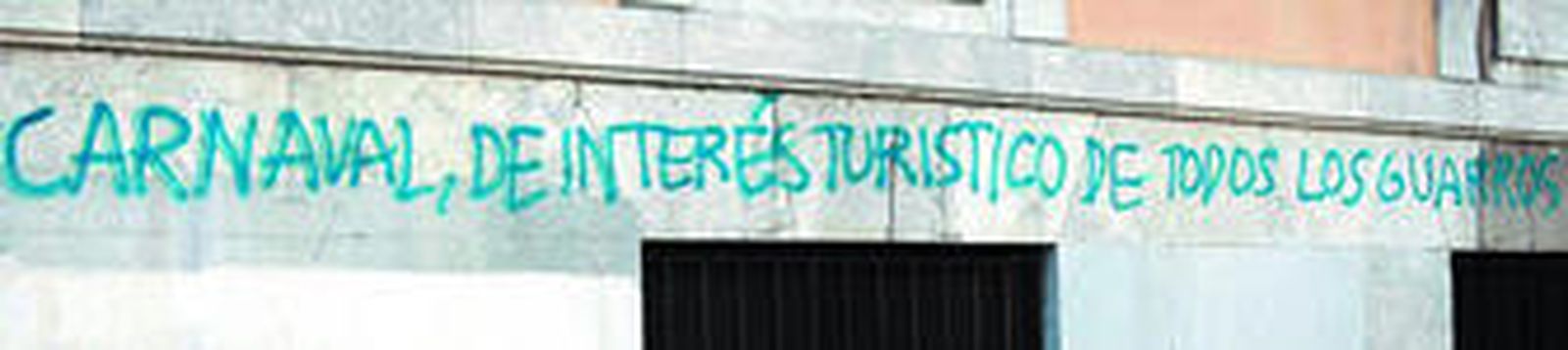 1. Pintada en la fachada de la Audiencia Provincial 2. La baraja de un local comercial totalmente cubierta por un grafiti 3. En el monumento a la Constitución de 1812 han aparecido ya varias pintadas, incluyendo una en el pebetero 4. La señal del incivismo en plena plaza de San Juan de Dios.  FOTOS: JOAQUIN PINO Y J. HERNáNDEZ KIKI