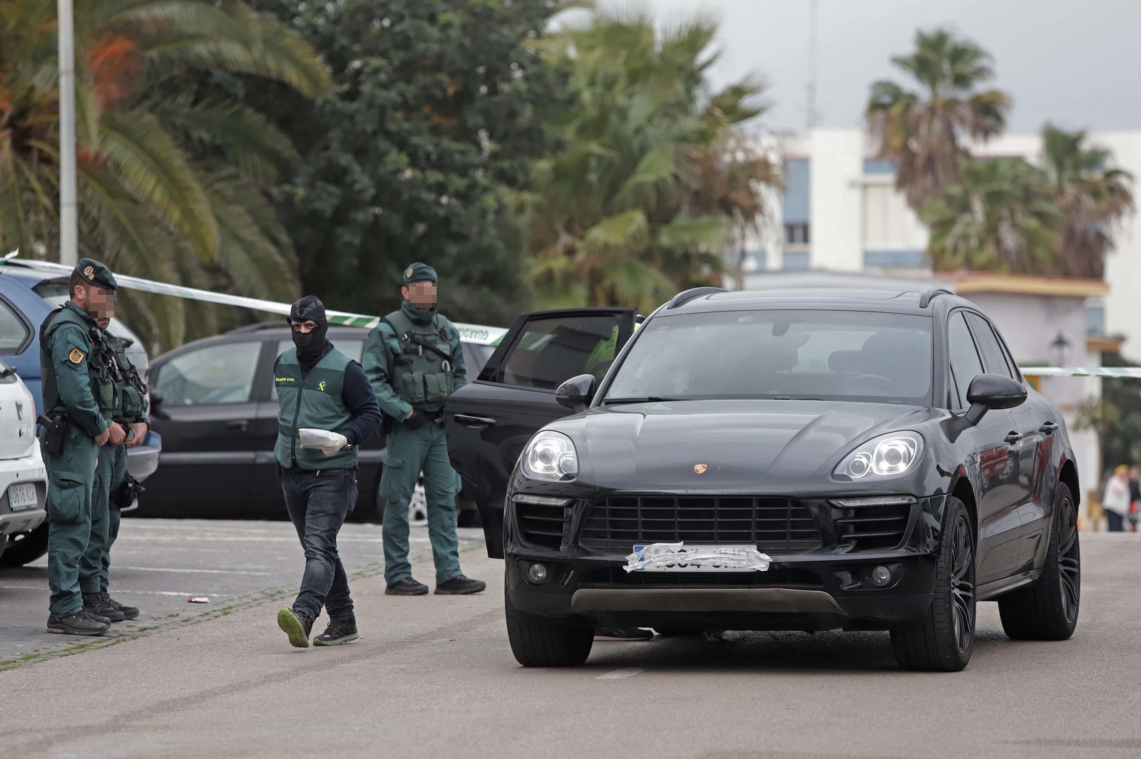 El registro efectuado ayer en la calle Alcalde Andrés Merchán, en San Roque