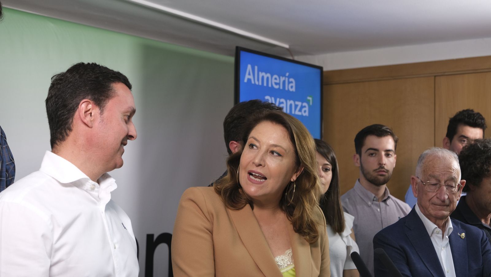 Imágenes del inicio de campaña electoral andaluza con la pegada de carteles.