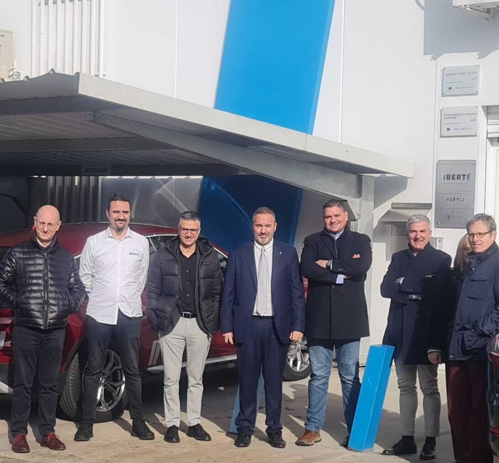 Imagen de la visita de los representantes de la Junta a la empresa