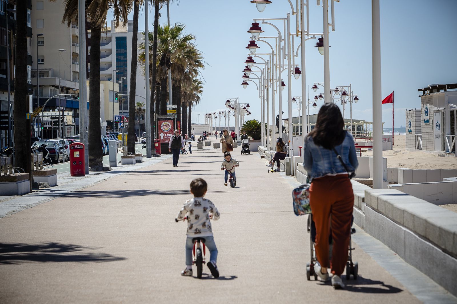 Familias paseando por Cádiz