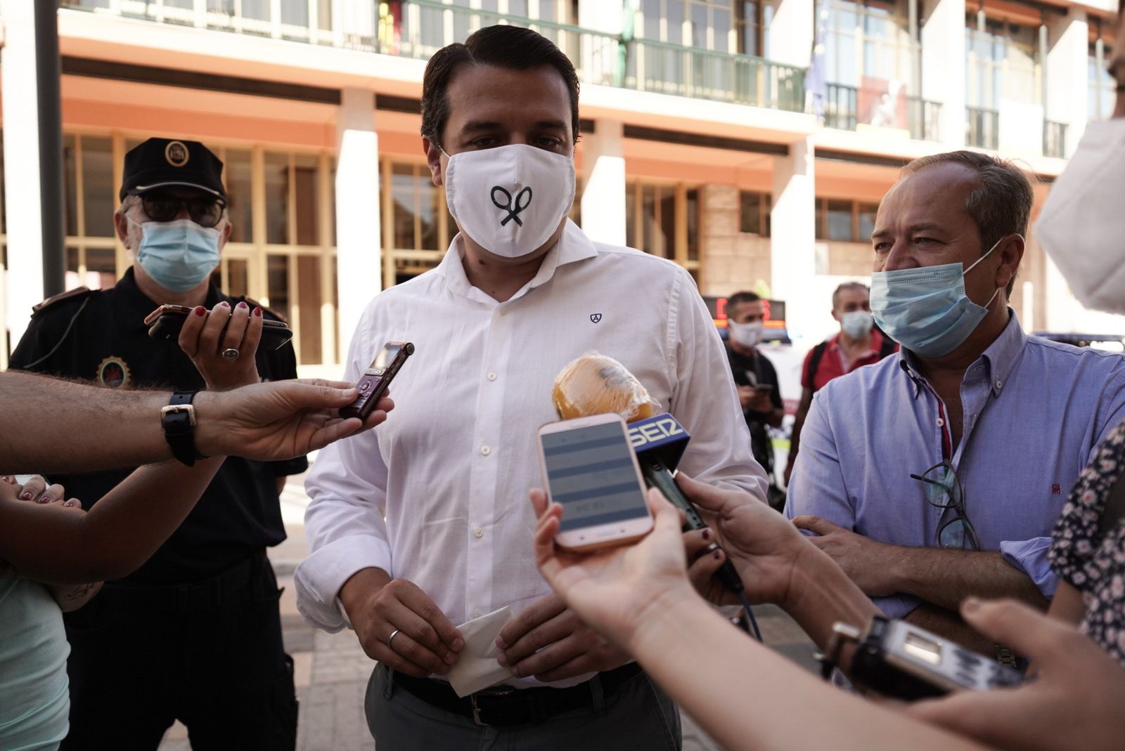 El alcalde, José María Bellido, atiende a la prensa.