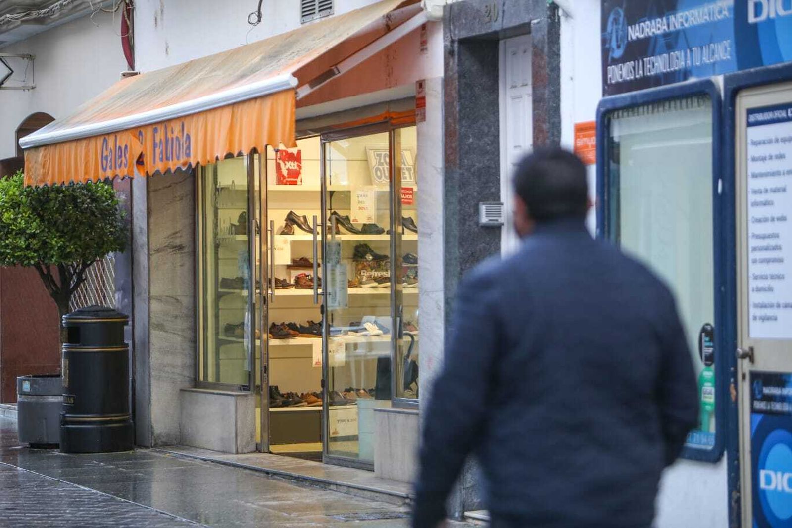Una persona pasea por una de las calles comerciales de San Fernando, en una imagen del pasado invierno.