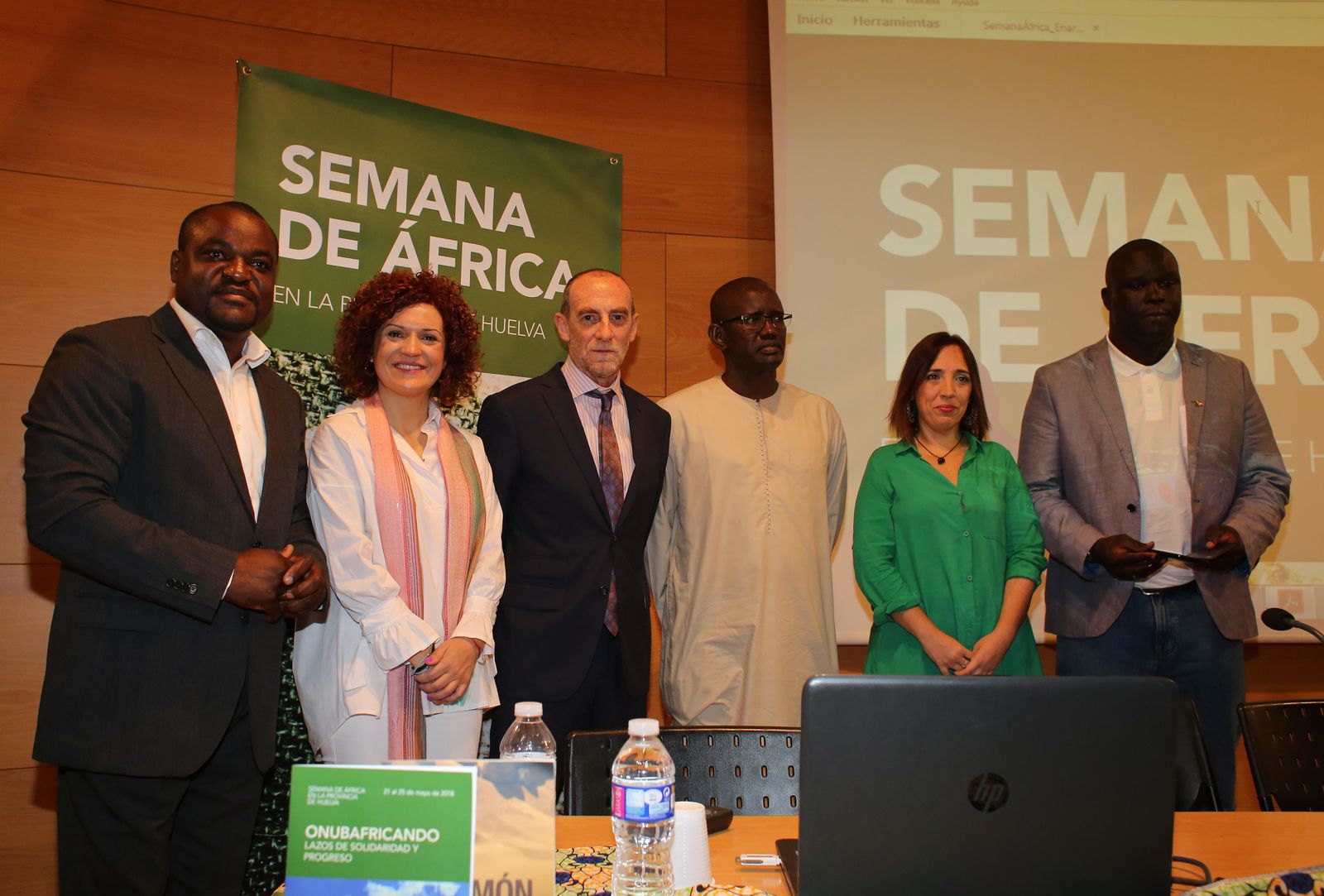 Marius Nsadap, María Eugenia Limón, Francisco Marín y Alicia Narciso con algunos de los participantes en la Semana de África.
