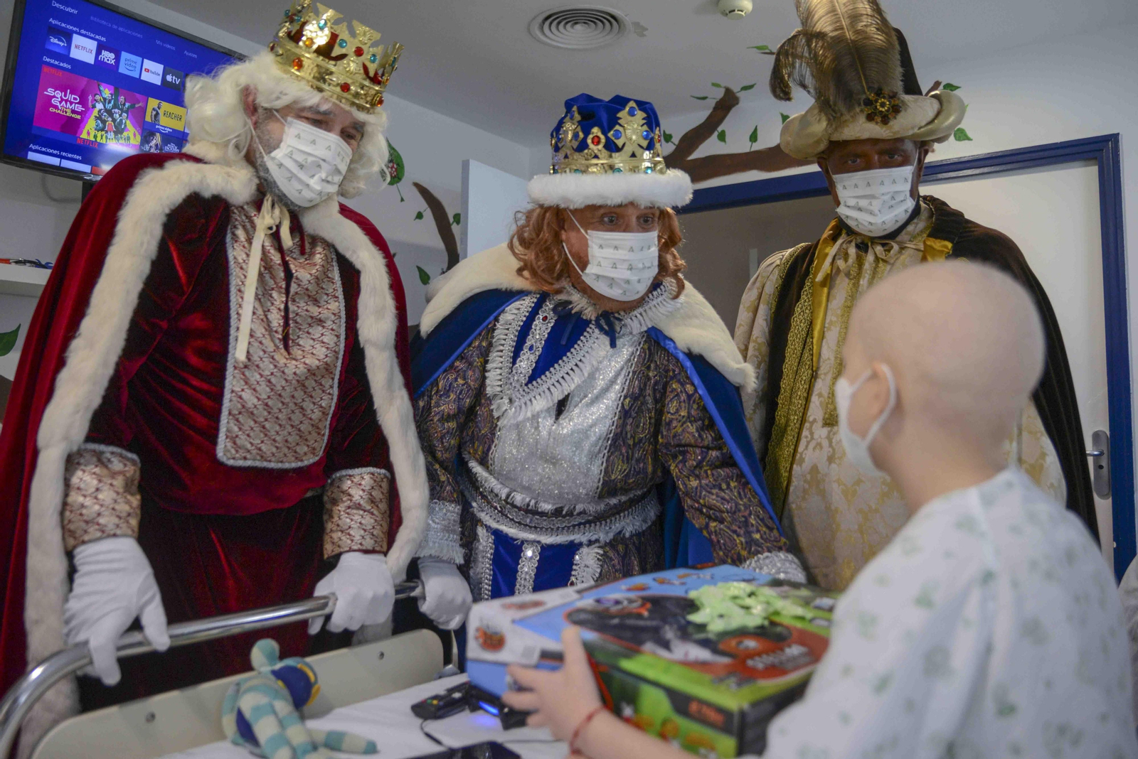 En vídeo: no te pierdas ningún detalles de la visita de los Reyes Magos y la Tuna al Hospital de Jaén