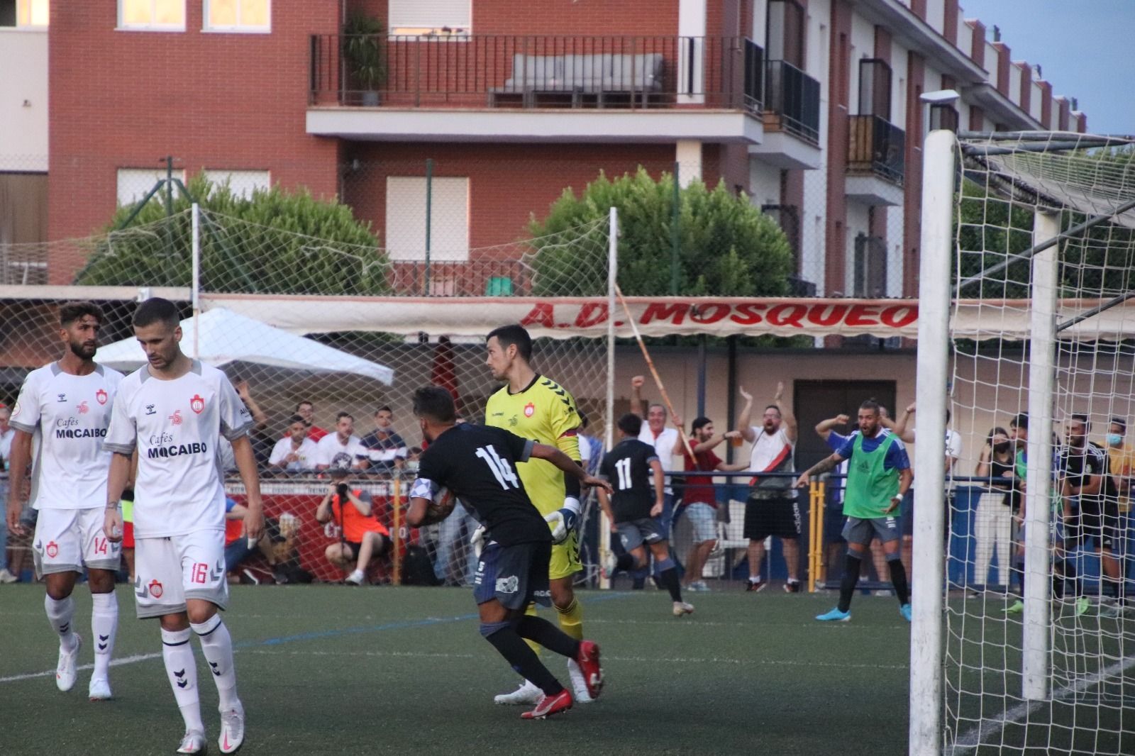 El Recre celebra uno de los dos goles que le hizo al CD Utrera.