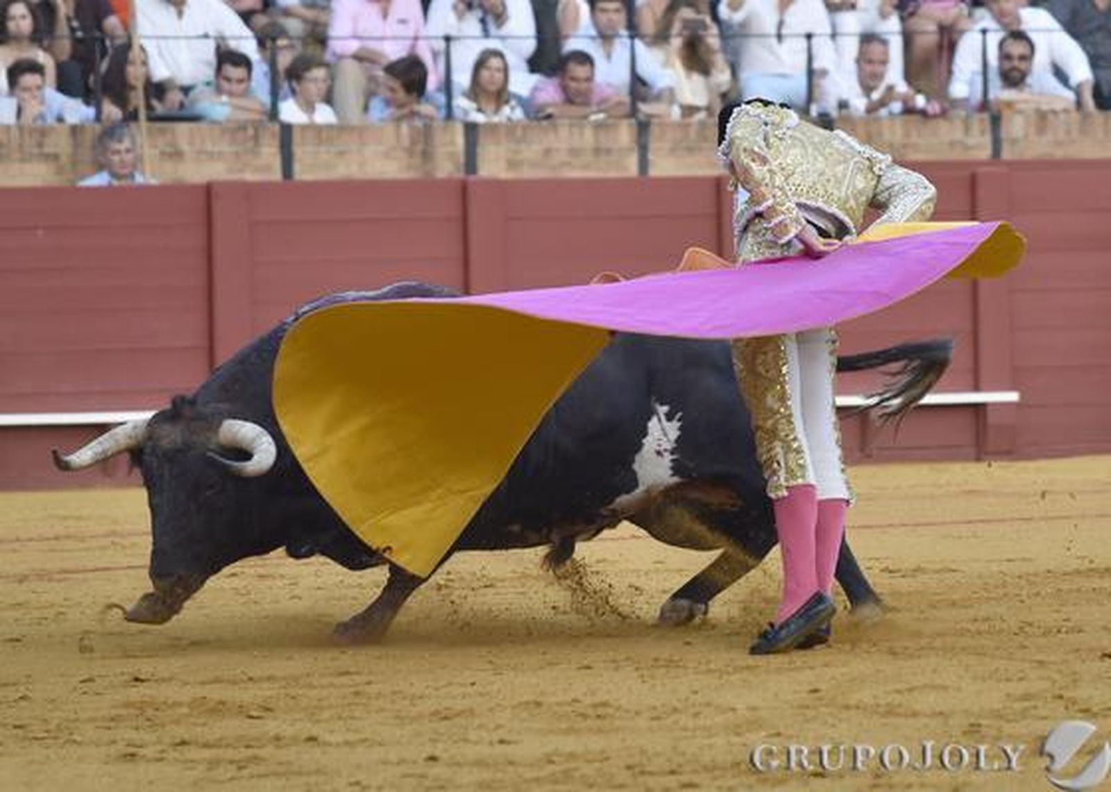 Paco Ureña en el quinto toro./ Juan Carlos Vázquez