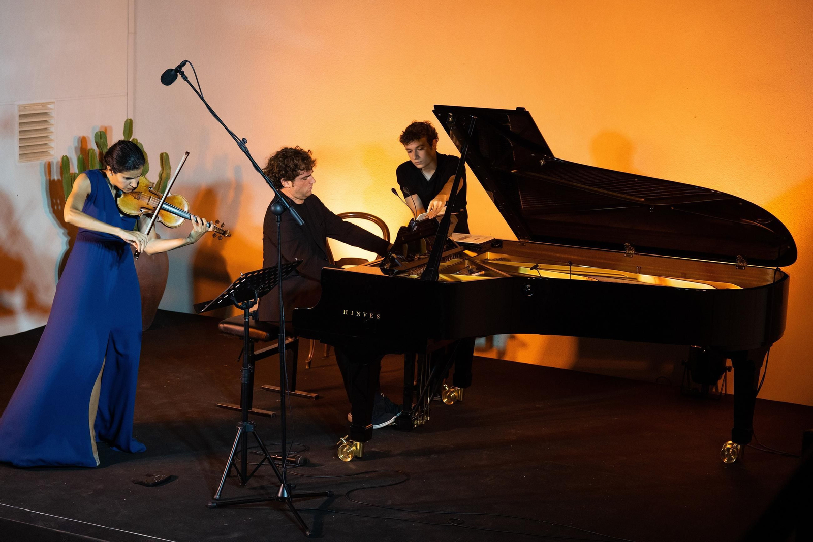 Ana María Valderrama y Luis del Valle durante su actuación en Rodalquilar.