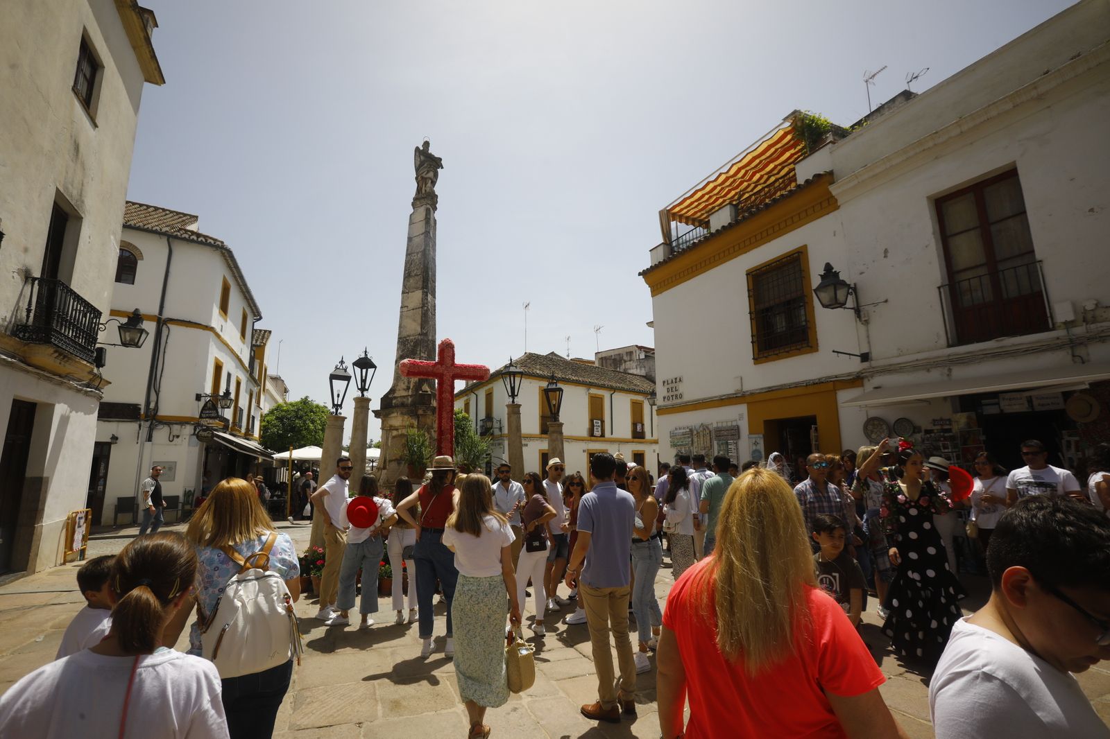Los turistas abarrotan las calles y Las Cruces de Córdoba, en imágenes
