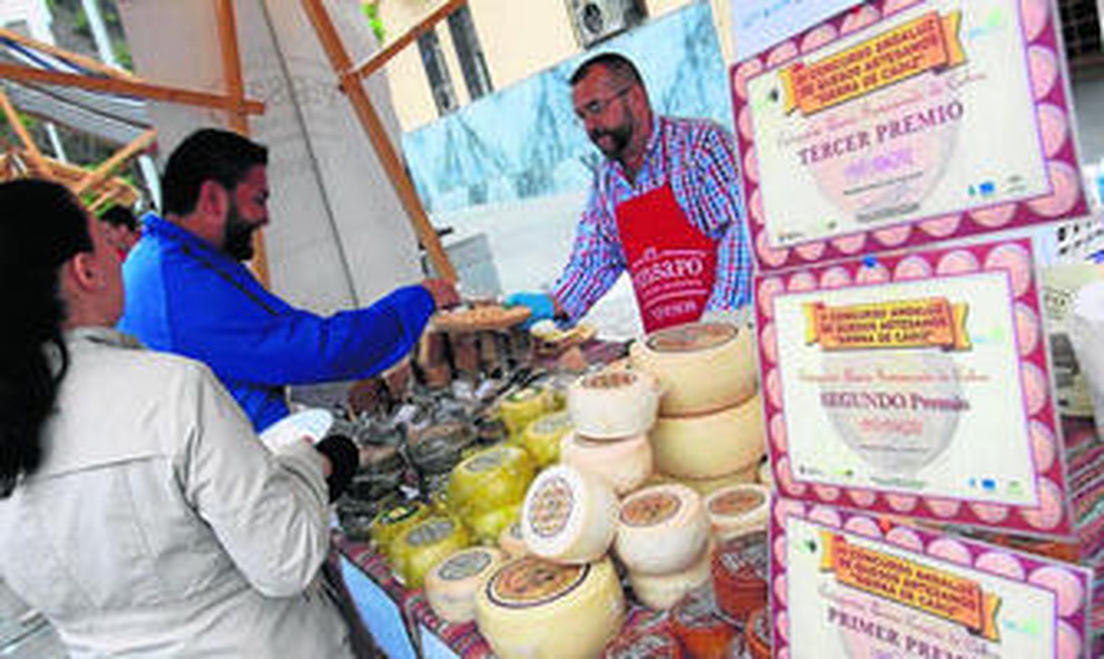 Muestra de los diferentes productos de uno de los puestos del Mercado del Queso Artesano Andaluz.