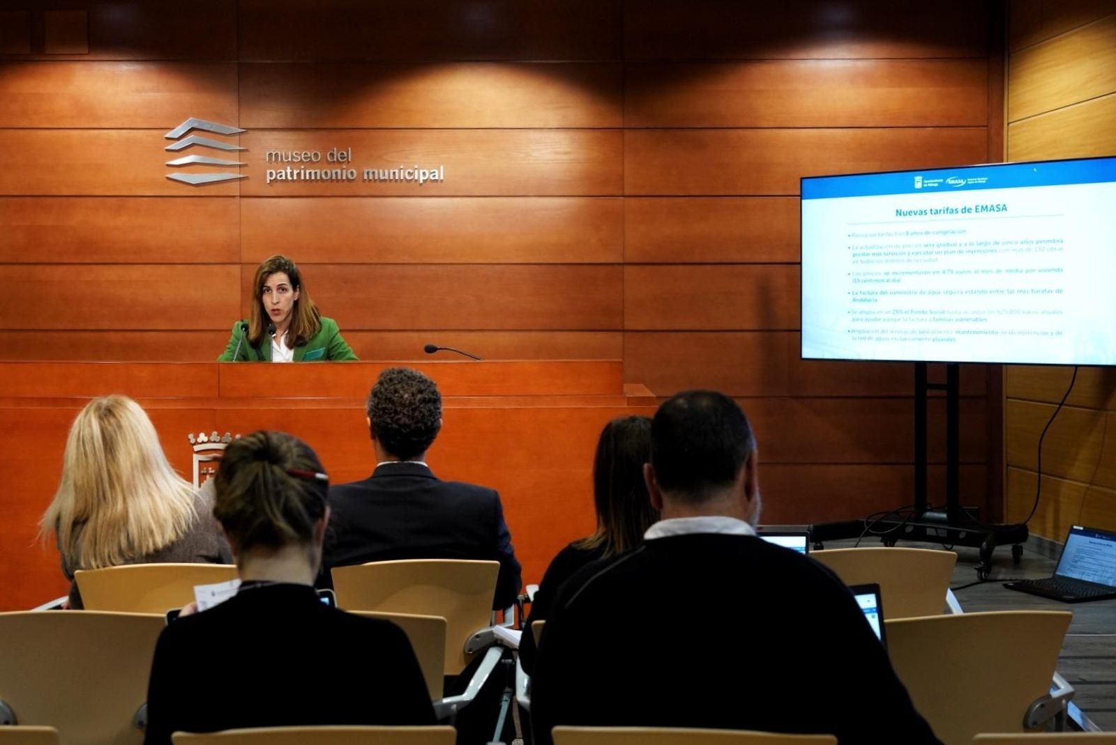 La concejala de Sostenibilidad, Penélope Gómez, explicando las tarifas de Emasa este miércoles