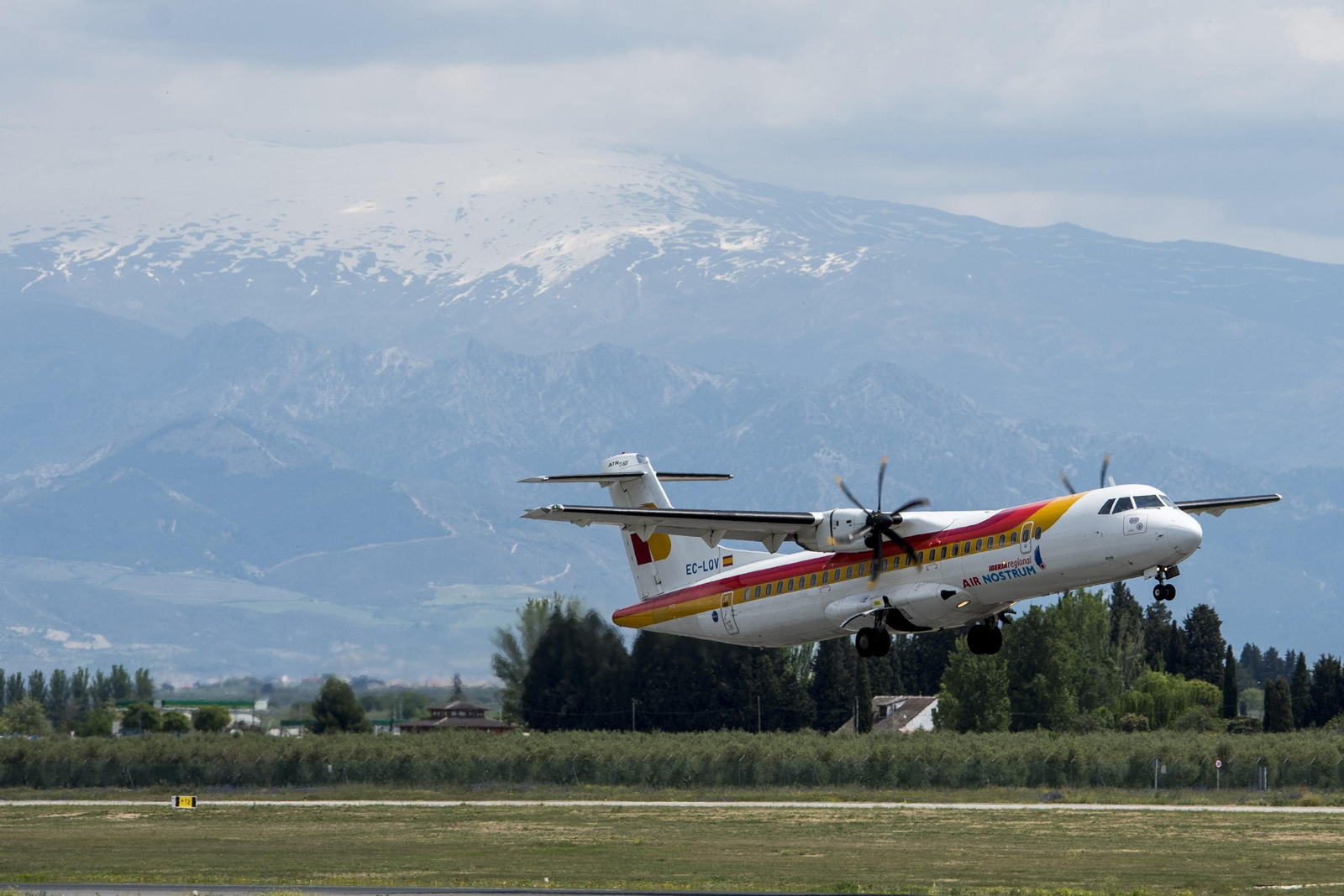 El aeropuerto estrena su ruta con Melilla