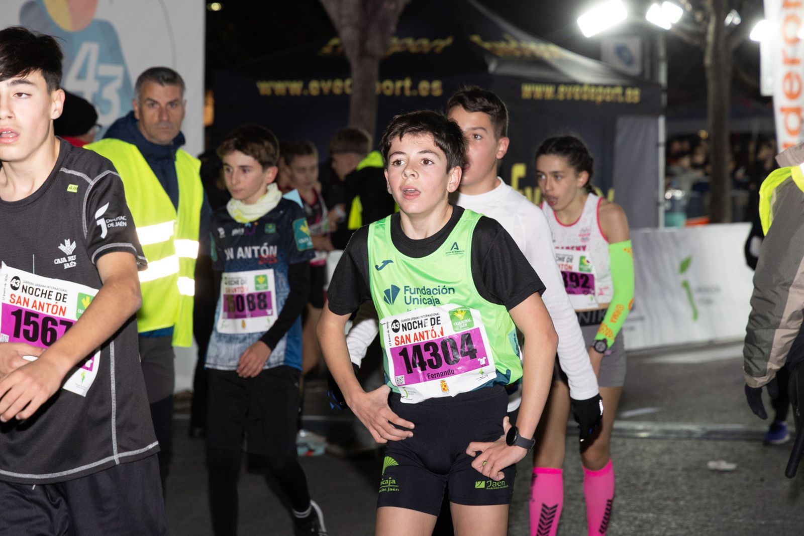 En imágenes: 2.000 atletas brillan con luz propia en la infantil de la Carrera de San Antón 2026