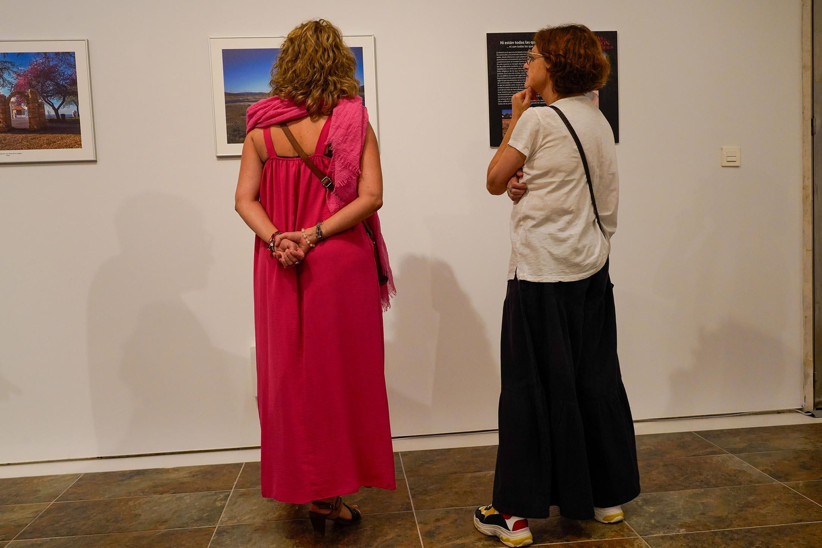 Imágenes de la inauguración de la exposición 'Ermitas de repoblación en la Sierra de Huelva' por La diputada de Cultura, Gracia Baquero, y el autor de la exposición, Jorge Garrido.