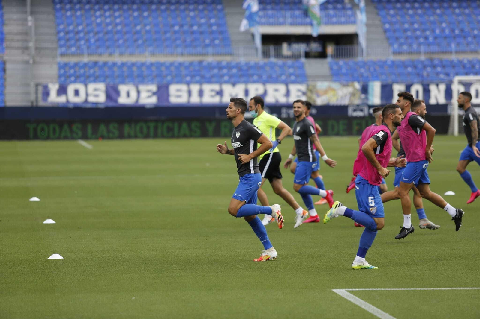 Galería del calentamiento del Málaga-Huesca.