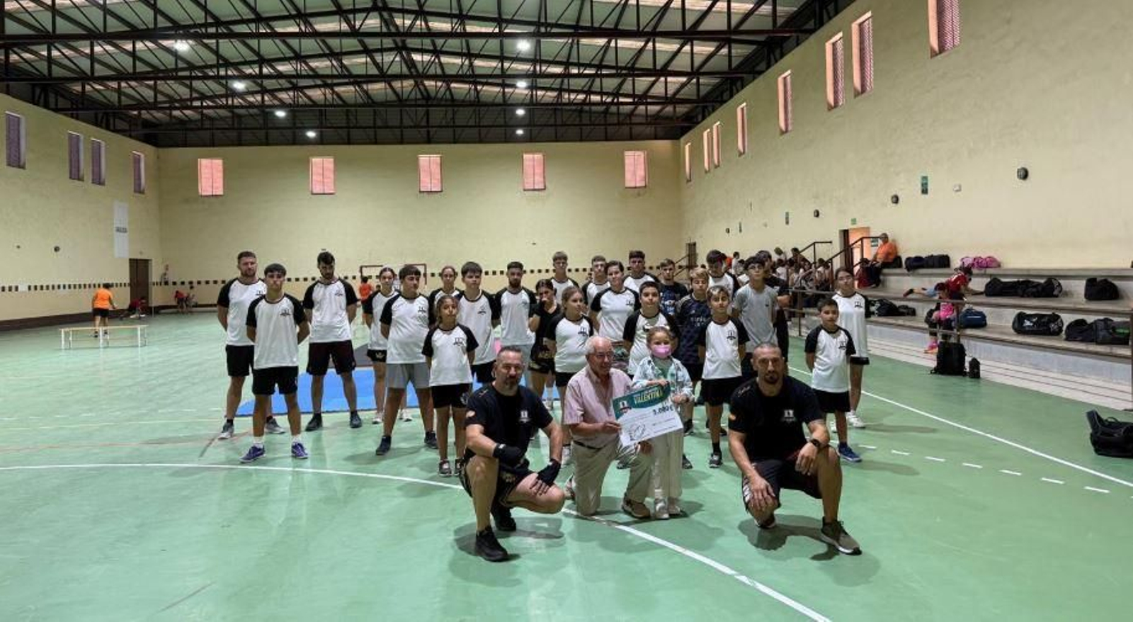 Entrega de la recaudación de la velada de artes marciales y deportes de contacto a la familia de Valentina.