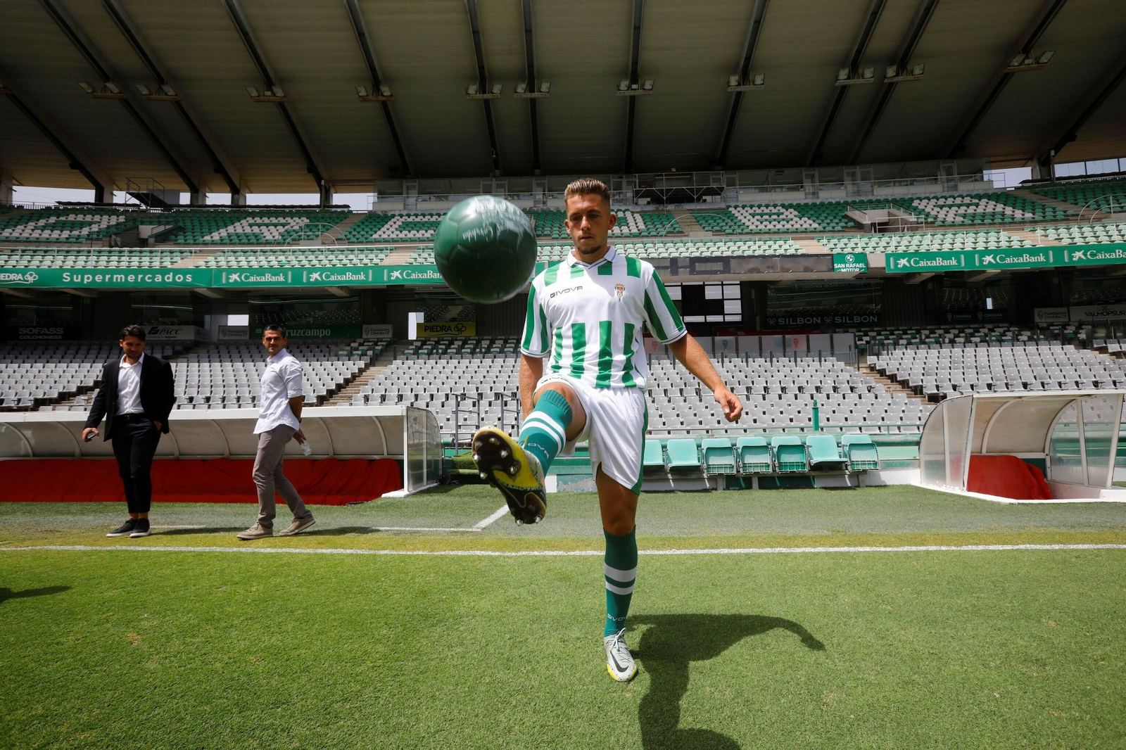 Las mejores fotos de la presentación de Isma Ruiz como jugador del Córdoba CF Las mejores fotos de la presentación de Isma Ruiz como jugador del Córdoba CF