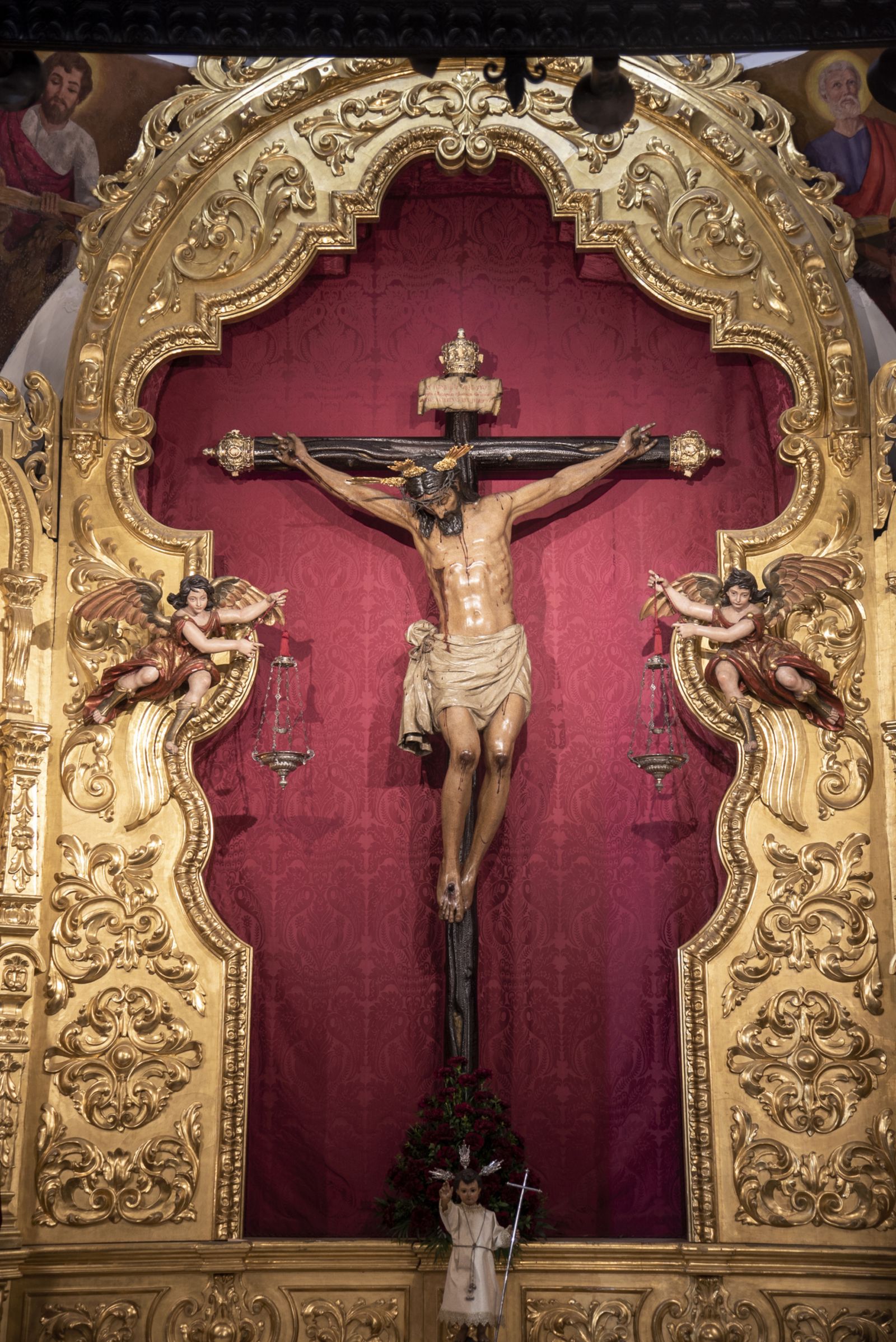 El Cristo de Burgos de nuevo en su altar