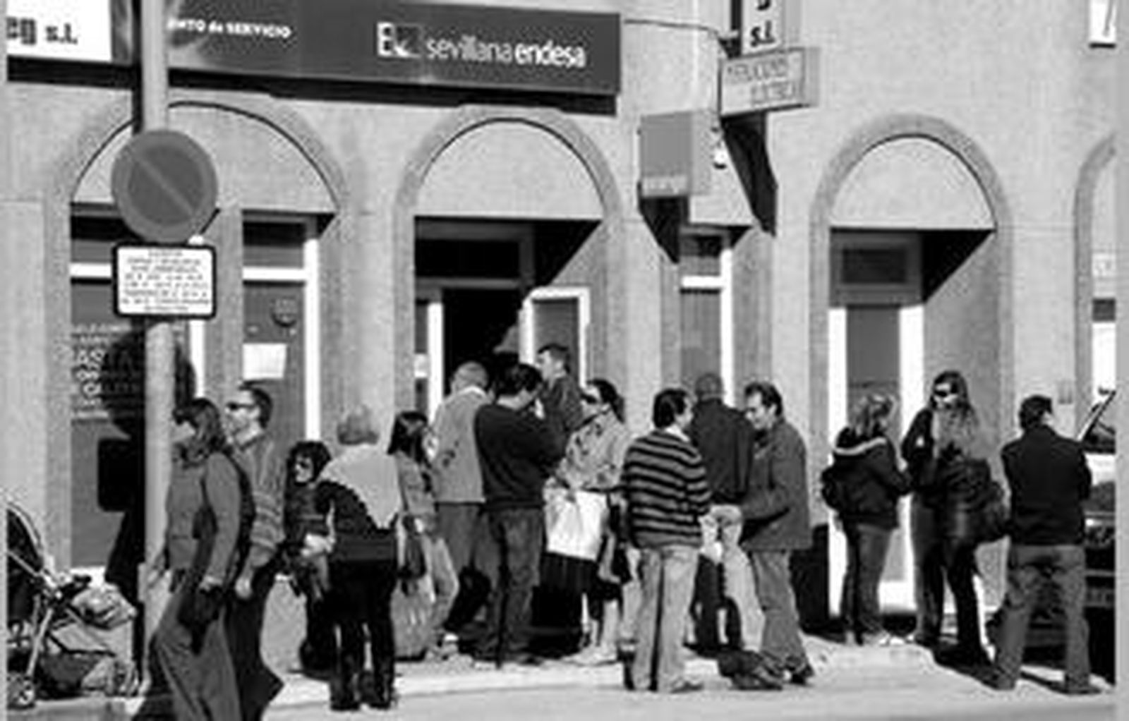 Numerosas personas, ante las instalaciones de la compañía eléctrica en Chiclana.