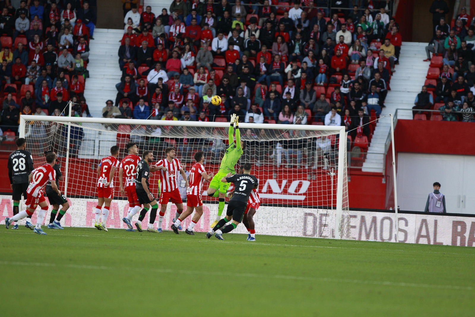 Imágenes del partido de fútbol U.D. Almería-Real Betis Balompié