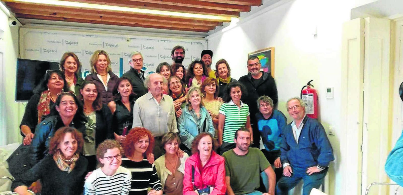 El profesor Antonio Agudo, junto con el grupo de alumnos durante sus clases magistrales, un acto que fue organizado por la Real Academia Provincial de Bellas Artes de Cádiz.