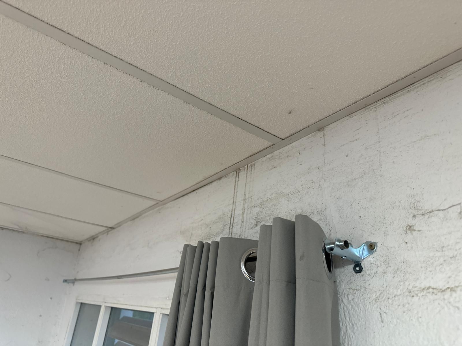 Fotografías de las goteras y humedades en el IES San Blas de Aracena, con alumnos desalojados este miércoles