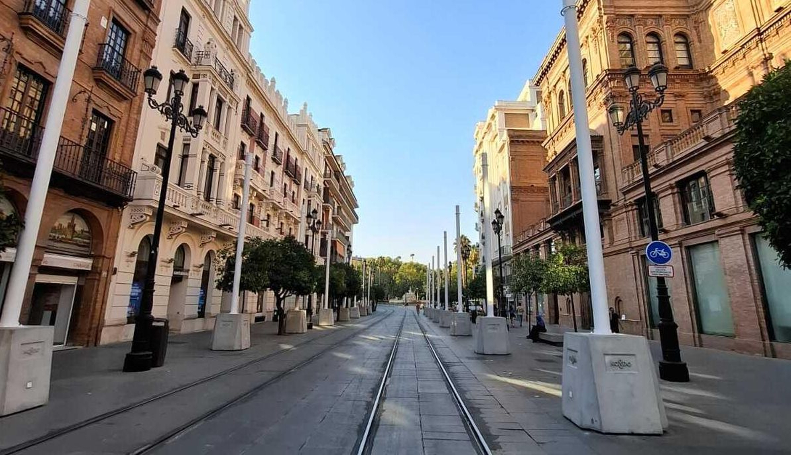 Soportes autónomos de acero sobre peanas de hormigón que aguantarán los toldos, afianzados con anclajes a las fachadas de los edificios.