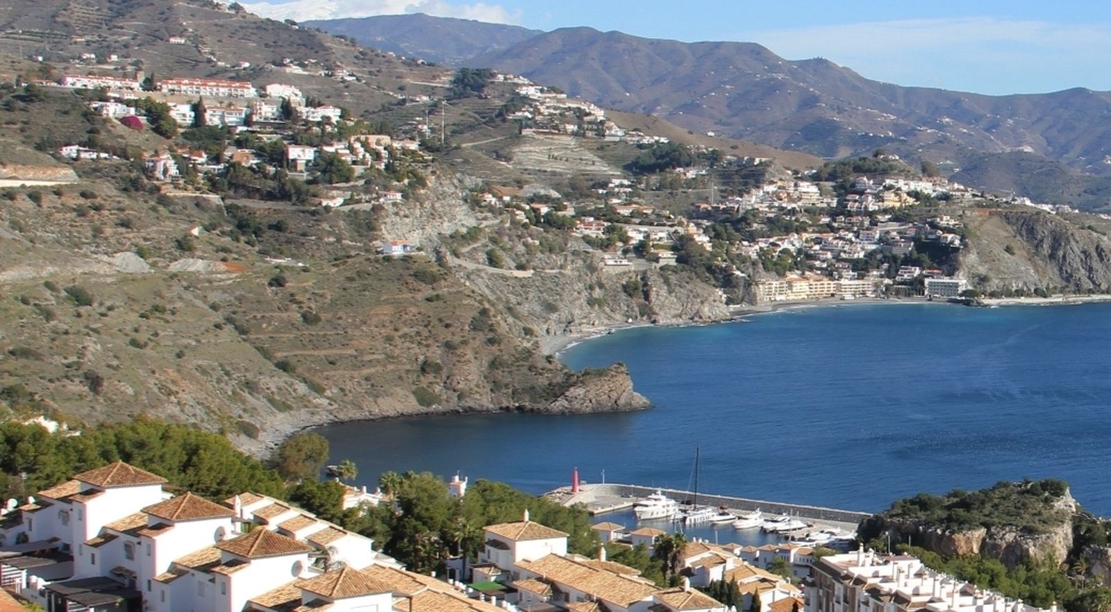 Guardia Civil y Centro de Buceo rescatan a joven atrapado en un acantilado