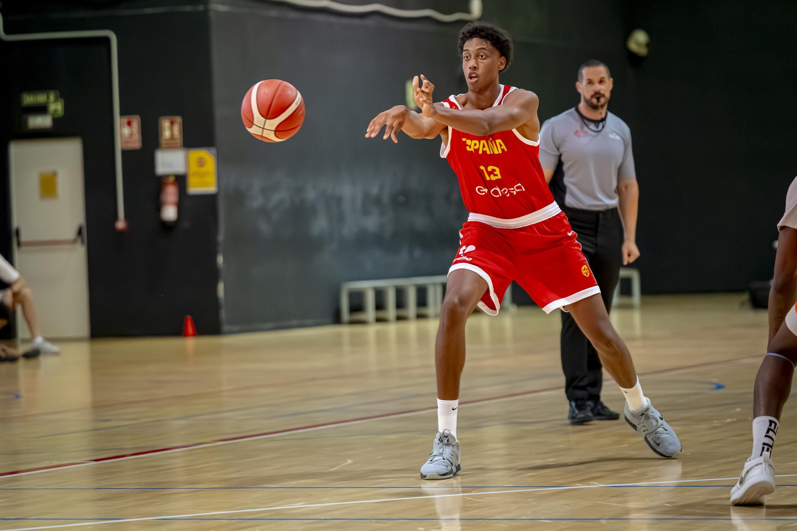España B, con Álvaro Folgueiras, derrota a Costa de Marfil antes de venir a Málaga