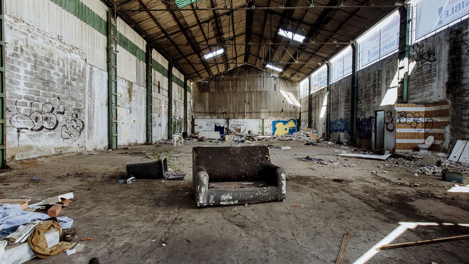 Imagen del interior de una nave donde hay okupas.