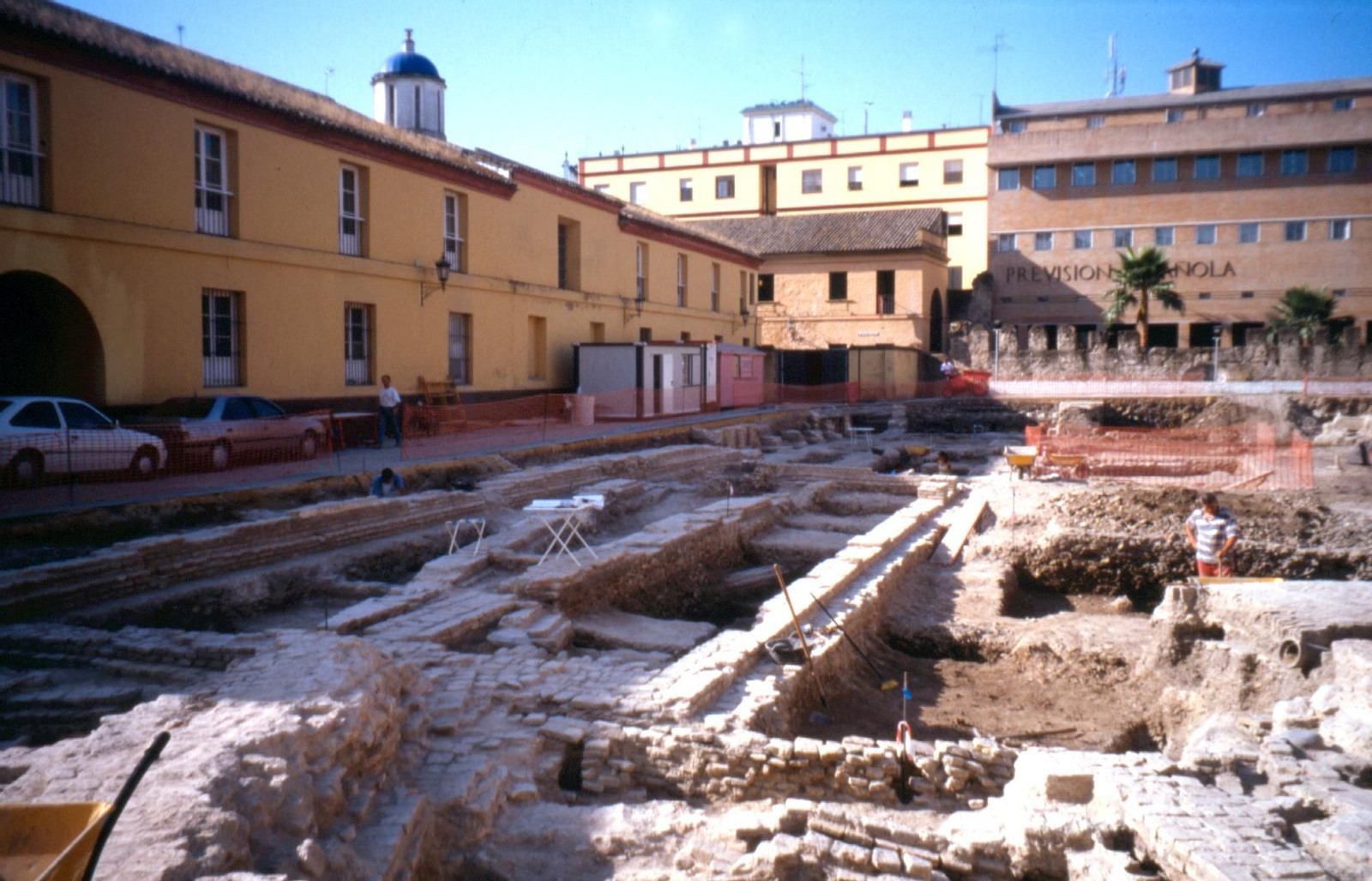 Estructuras aparecidas durante las obras de rehabilitación y el edificio el horno, a la izquierda.