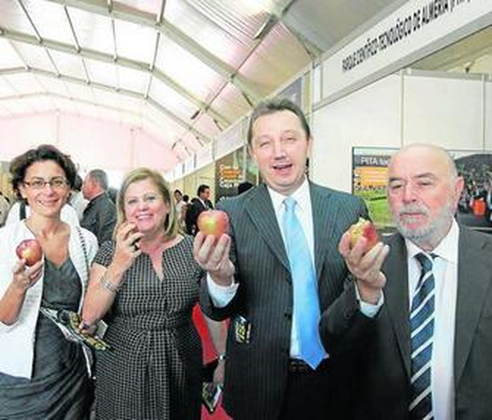 Las autoridades disfrutan de una manzana, de las repartidas por la UPS.