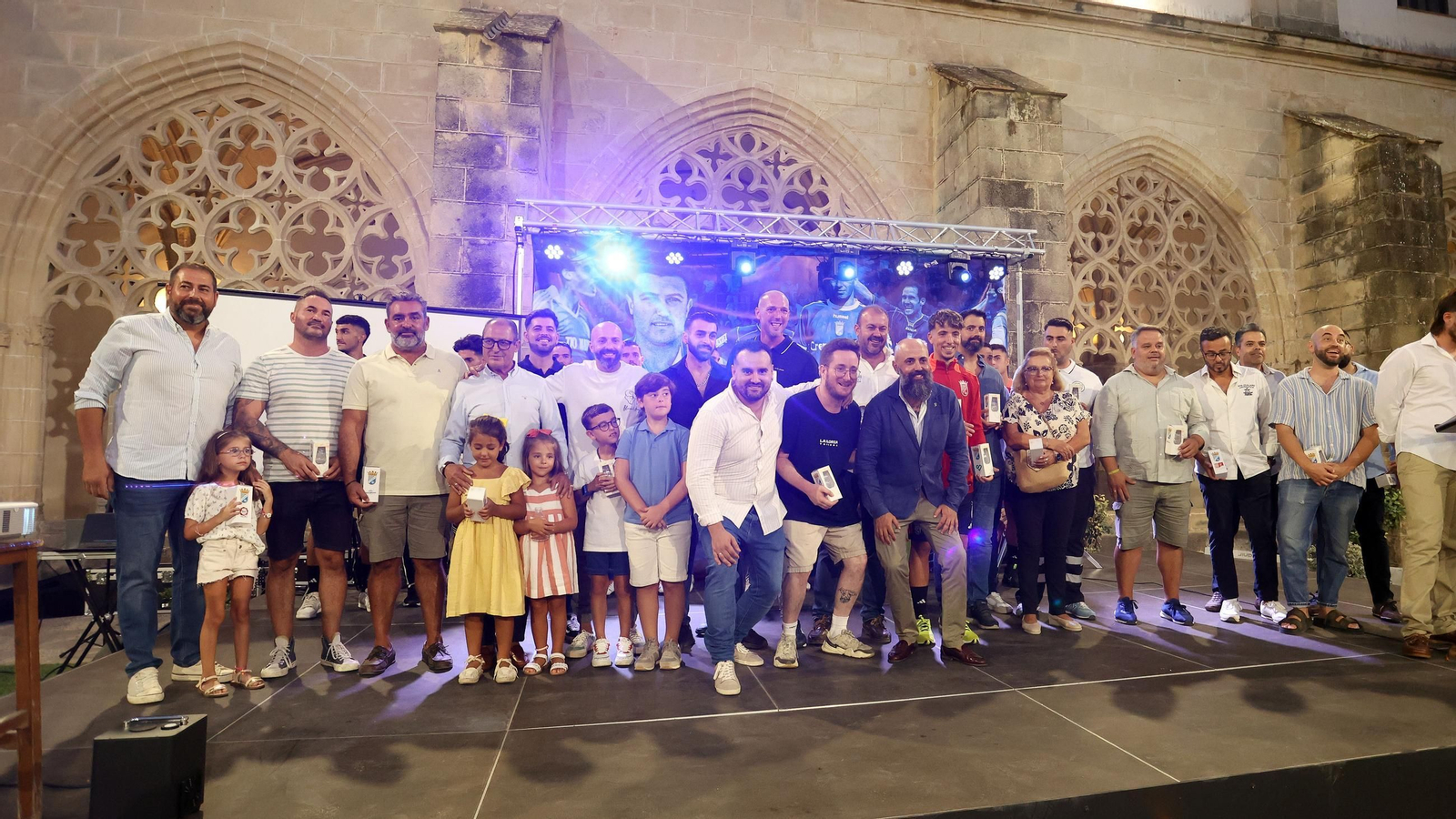 Imágenes de la presentación de las camisetas del Xerez CD