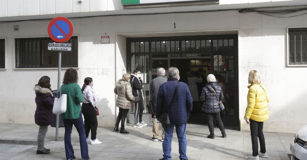 La sexta ola del covid desborda la Atención Primaria en Sevilla y ...