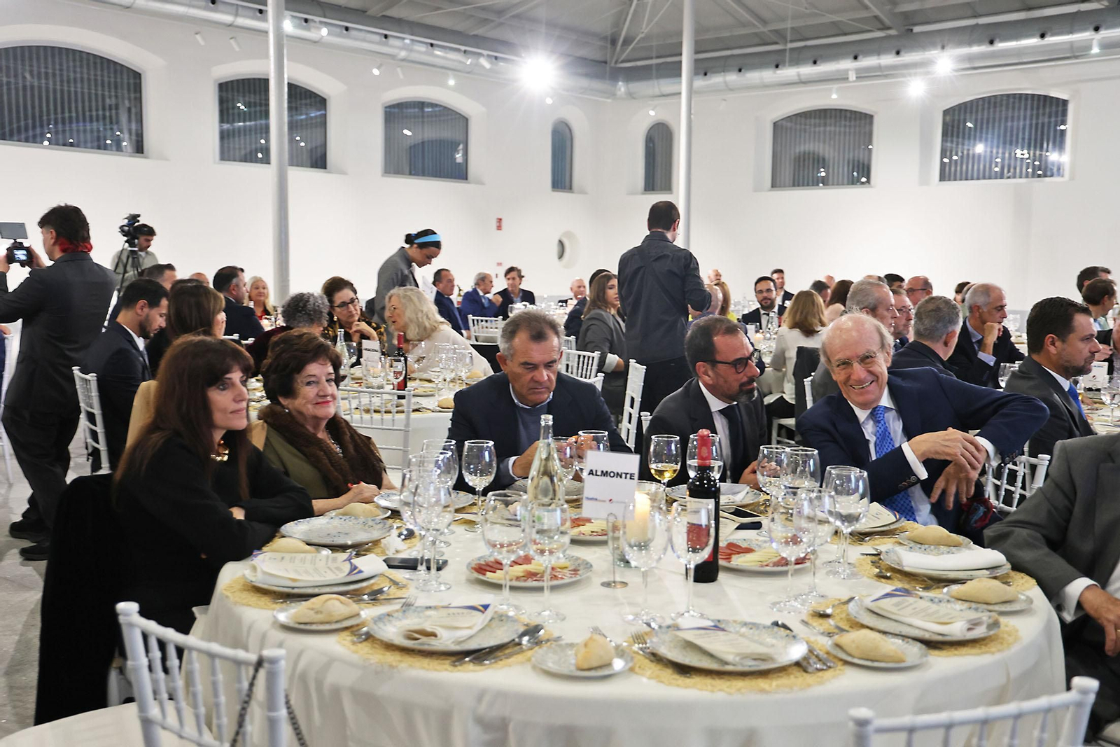 Imágenes de los invitados a la gala de los  37 premios Onubenses del Año