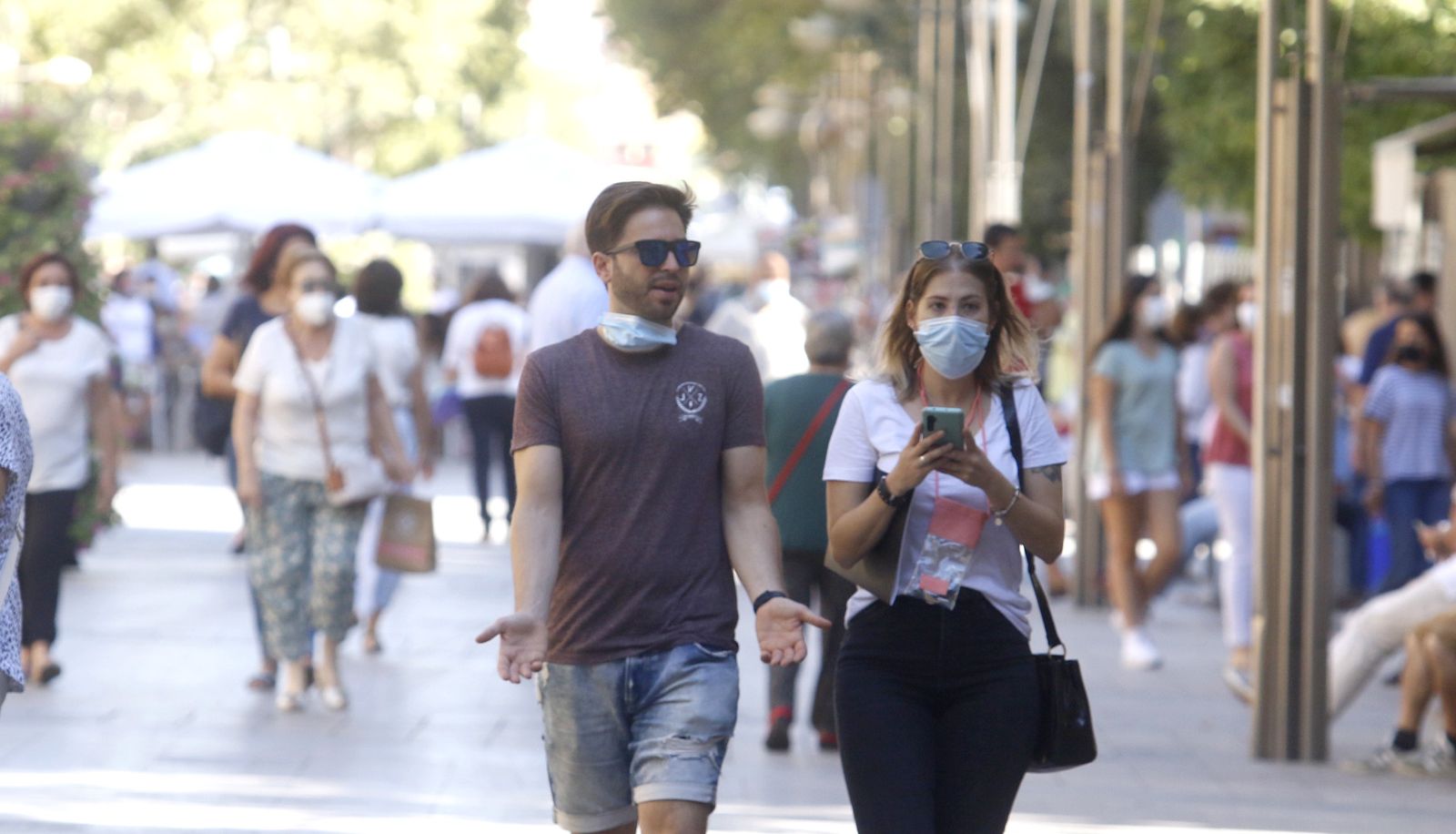 Un hombre y una mujer caminan por el centro de Córdoba.