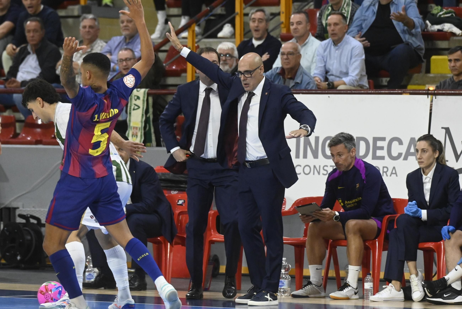 Las mejores fotos del ambiente en Vista Alegre para el Córdoba Futsal - Barça