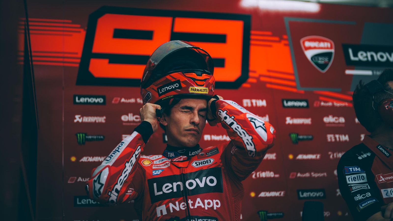 Marc Márquez se coloca el casco antes de salir a la pista. Marc Márquez se coloca el casco antes de salir a la pista.
