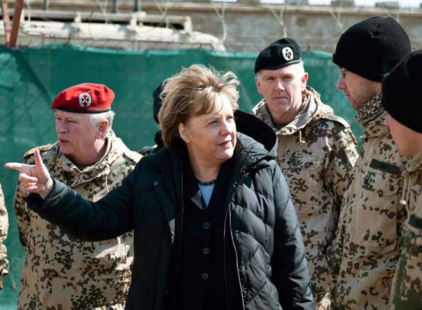 Merkel duda que las tropas de la OTAN puedan retirarse de Afganistán en 2014