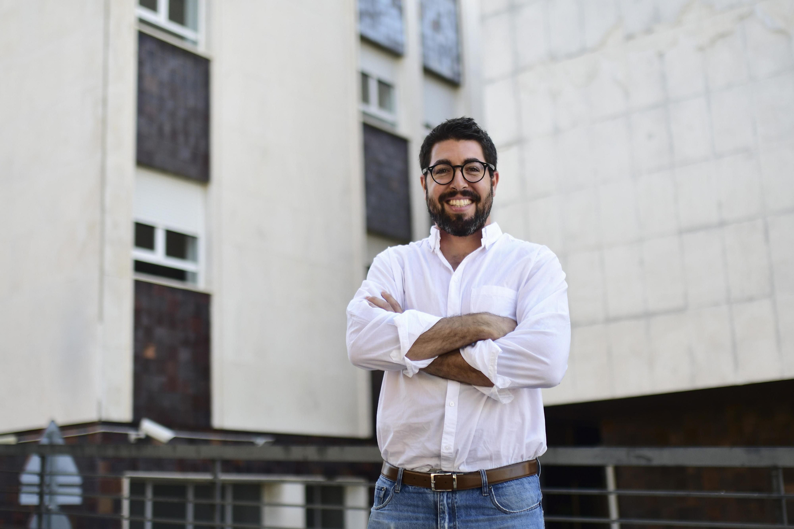 Miguel González Andrades, posa ante el complejo hospitalario Reina Sofía.