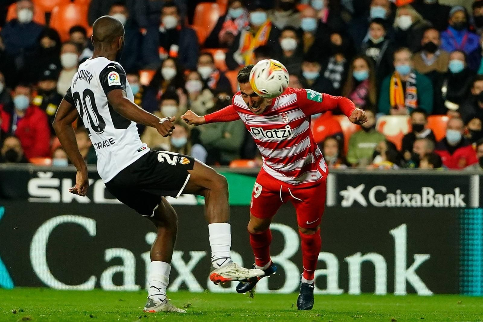 Montoro remata de cabeza ante Foulquier en una acción del choque