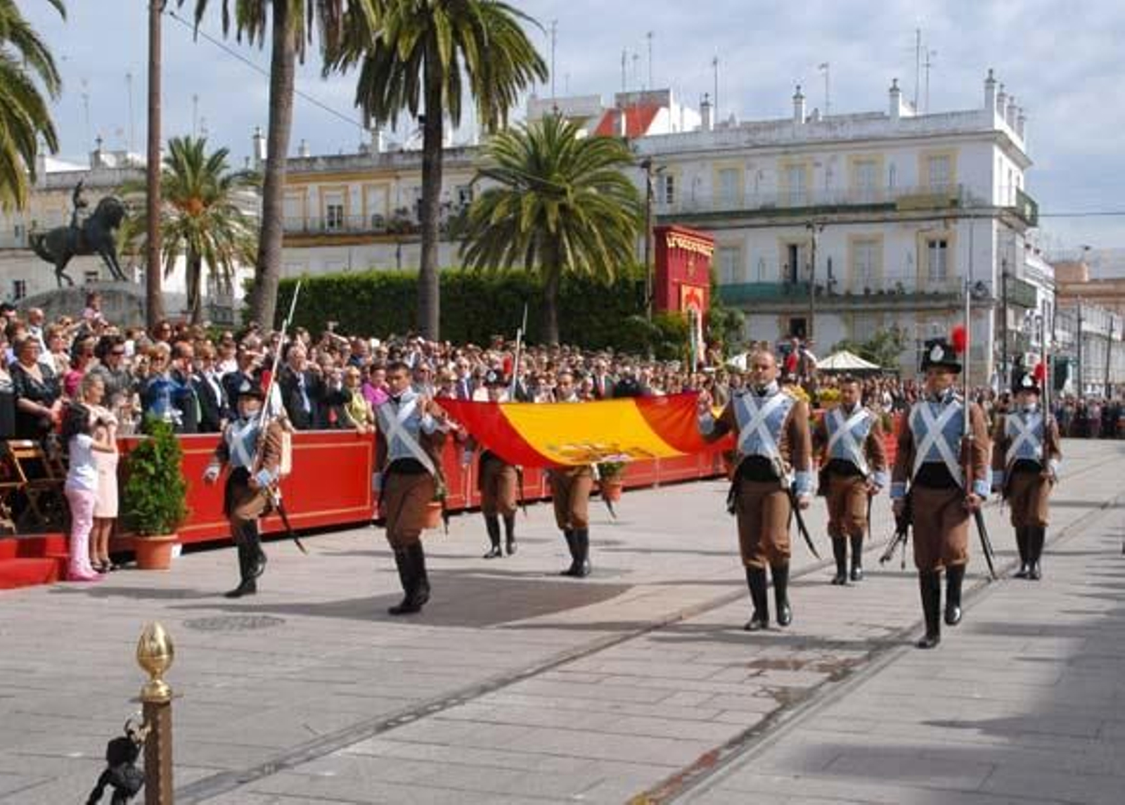 Casi 200 personas participaron en la jura de bandera civil, celebrada en la calle Real

Foto: Rioja