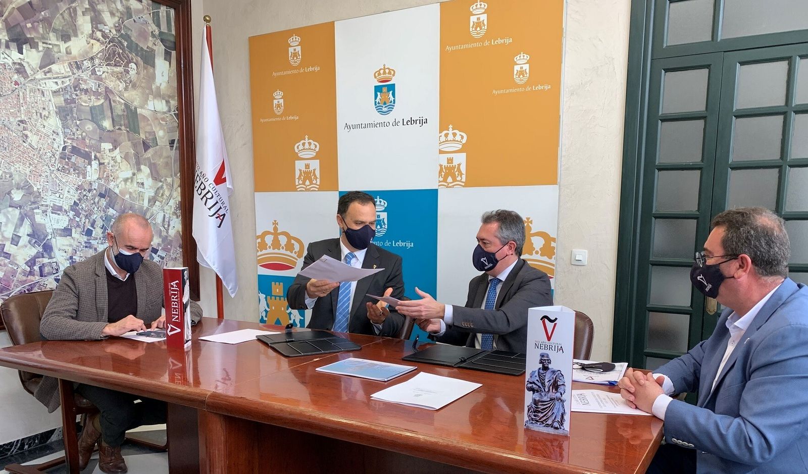 El alcalde de Sevilla, Juan Espadas, y el alcalde de Lebrija, José Barroso, en la firma del protocolo de colaboración.