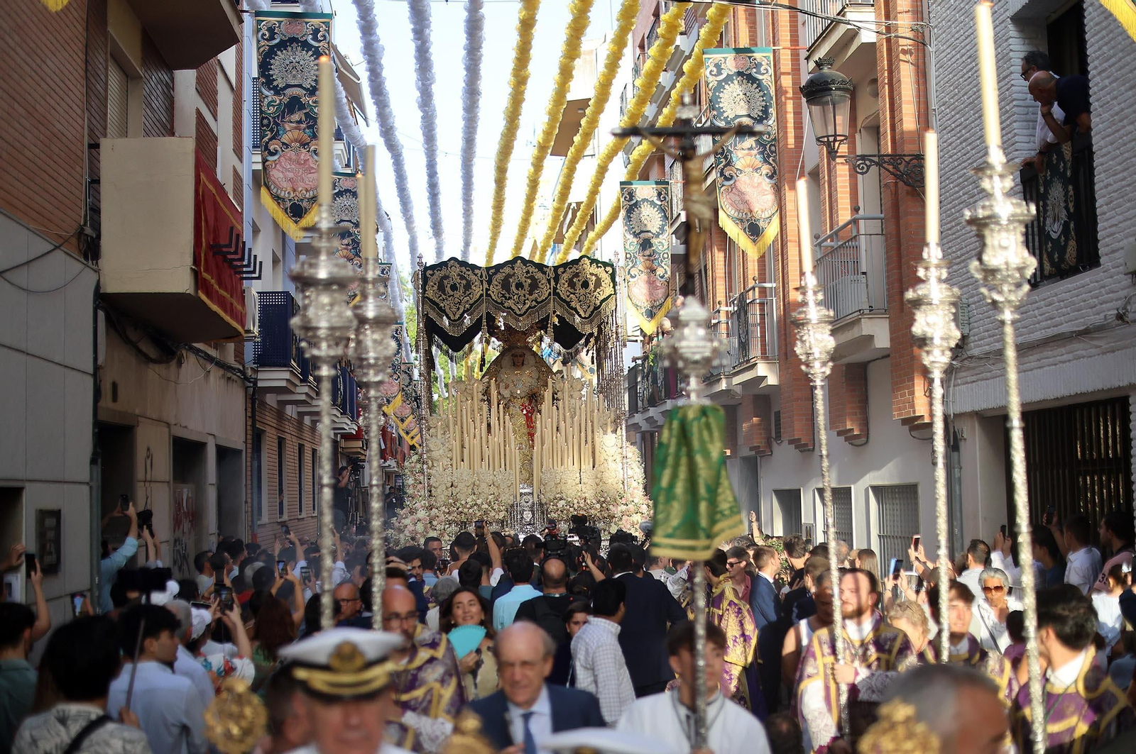 Imágenes de la procesión extraordinaria de la Virgen de la Esperanza por las calles de Huelva