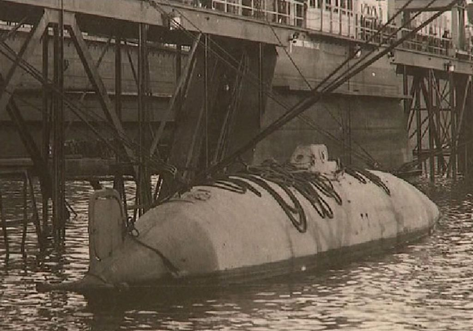 El submarino Peral, terminadas las pruebas, siguió su camino hacia el arsenal de la Carraca.