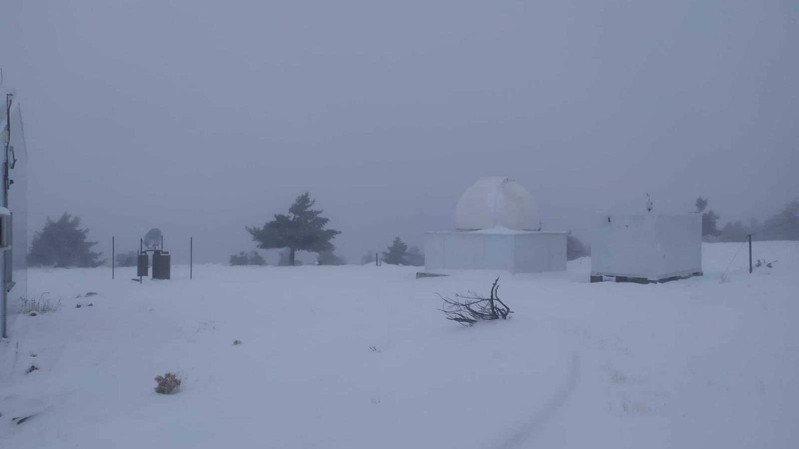 Calar Alto, en la Sierra de los Filabres, completamente cubierto de nieve esta mañana